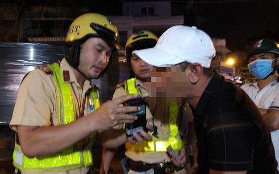 交警對駕車者檢測酒精濃度。