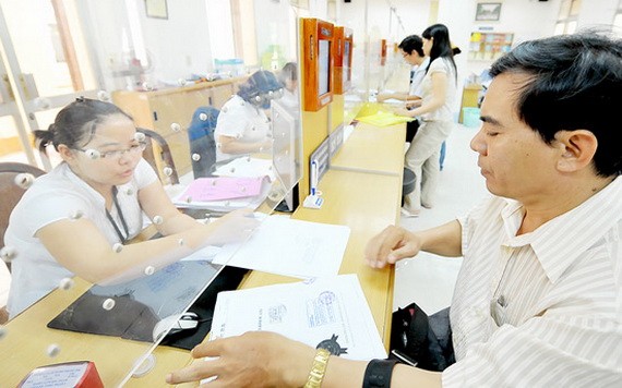 第一郡人委會幹部指引民眾辦理行政手續。