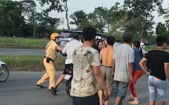 一名執勤交警遭毆打（紅圈示）。（圖源：視頻截圖）