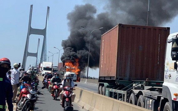 牽引車自燃現場。（圖源：四貴）