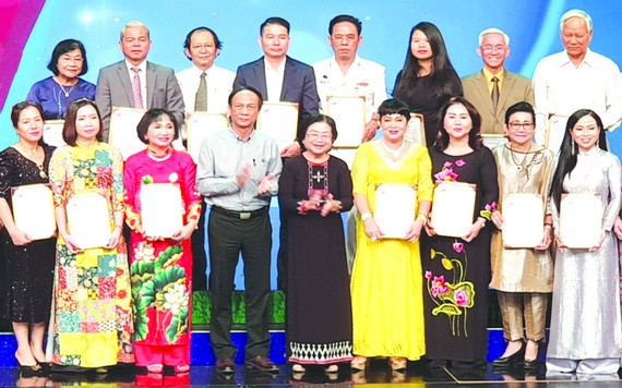 原國家副主席張美華(右五)向熱心人士、單位贈送紀念章。