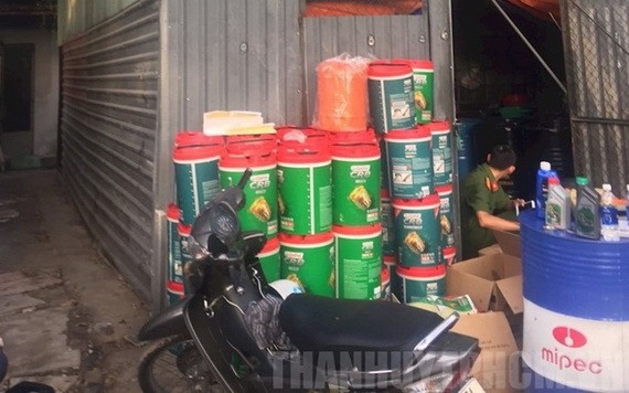 被查獲的冒牌潤滑油物證。（圖源：市黨部新聞網）