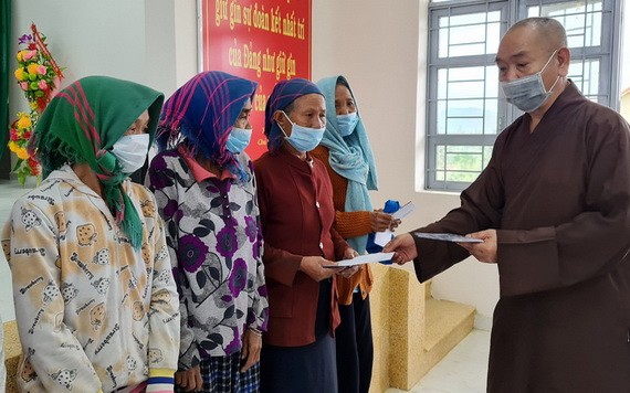 釋慧功上座將本報的善款轉贈給富安省160個特困家庭。