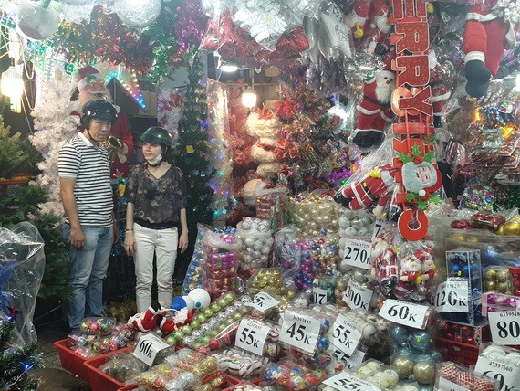 聖誕節商品淋琅滿目。