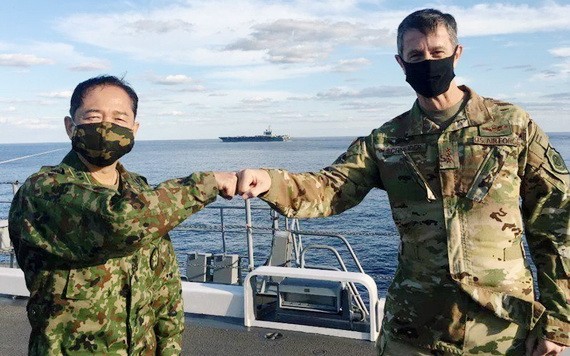 日本防衛省武官最高領導、統合幕僚長山崎幸二（左），與駐日美軍司令施奈德（右）擊拳合照。（圖源：路透社）