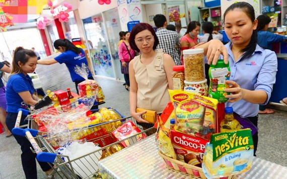 超市服務員為顧客包裝春節禮品籃。（圖源：Co.opmart）