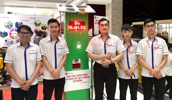 大學生組與榮獲第一獎產品。