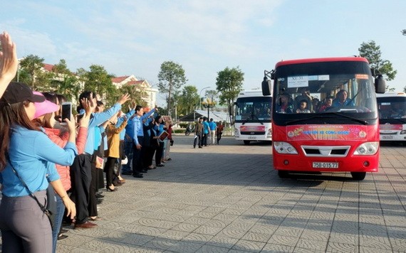 圖為去年春節前，某公司工人們回鄉過節歡送場景。（示意圖源：耀基）