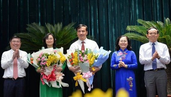 市領導祝賀兩位新任市人委會副主席。（圖源：自忠）