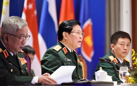 國防部長吳春歷大將（中）在會議上致開幕詞。（圖源：阮宏）