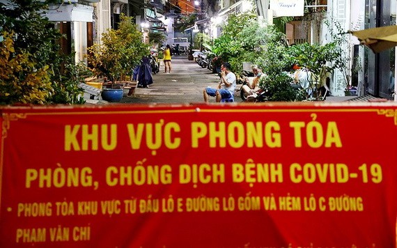 疫情期間，從速追蹤排查、隔離所有與確診病例接觸的人是有效防止社群感染的措施之一。