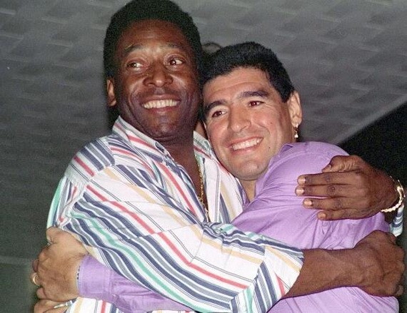 貝利（左）與馬拉多納生前合影。（圖源：互聯網）