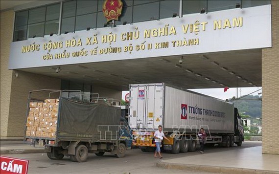 圖為兩輛運載農產品的貨車經老街金城口岸通關後運往中國。（圖源：越通社）