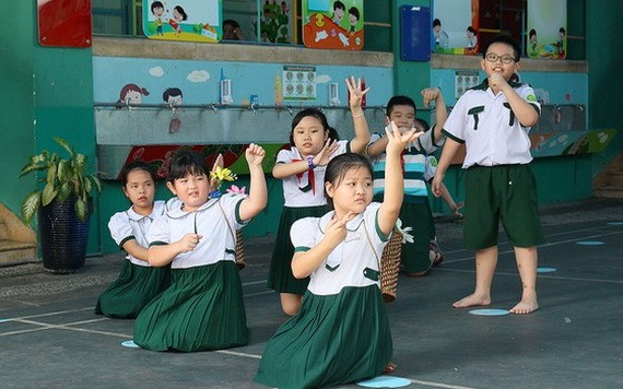 圖為本市第一郡梁世榮小學校學生們在老師的指導下排練文藝節目。
