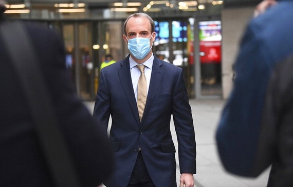 英國外相藍韜文12月10日受訪時指，英國與歐盟的脫歐後貿易談判有達成協議的餘地，但雙方重大分歧仍未解決。圖為11月29日藍韜文在倫敦英國廣播公司大樓外面向傳媒。（圖源：AP）