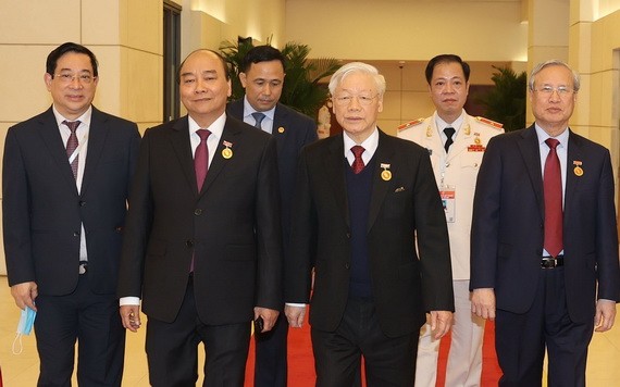 黨和國家領導人出席會議。