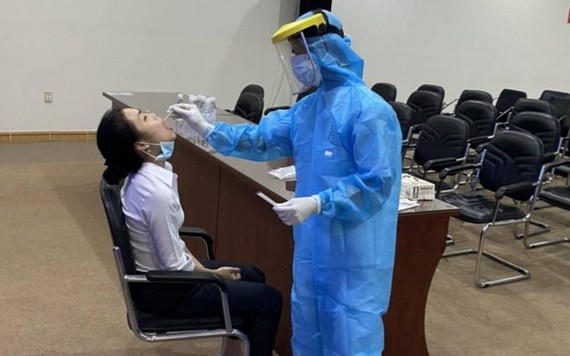 東區車站的一名女文員接受深喉拭子取樣測試。（圖源：HCDC）