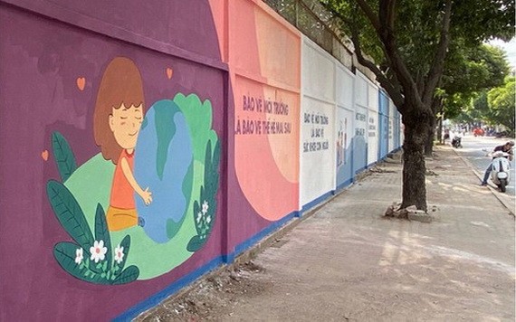 第九郡協富坊的舊牆壁變成宣傳畫。