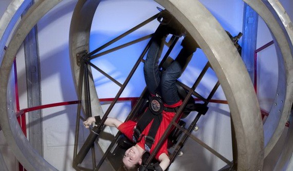 進入多軸訓練類比裝置，體驗在外太空翻轉的感覺