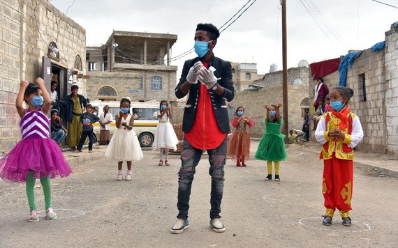 一名志願者指導也門貧民窟的女孩如何正確洗手。（圖源：聯合國兒基會）