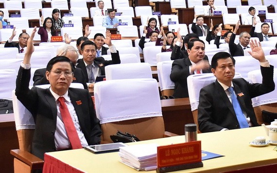 巴地-頭頓省人民議會與會代表表決通過該省未來5年社經發展計劃。（圖源：PV）