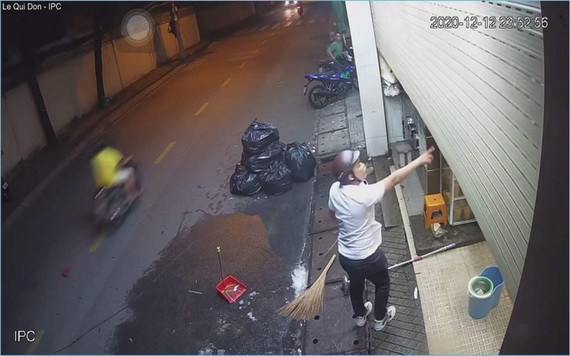 一名兇狠的男子左手持著馬刀，右手指向店內粗口大罵恐嚇店裡人員。（圖源：視頻截圖）