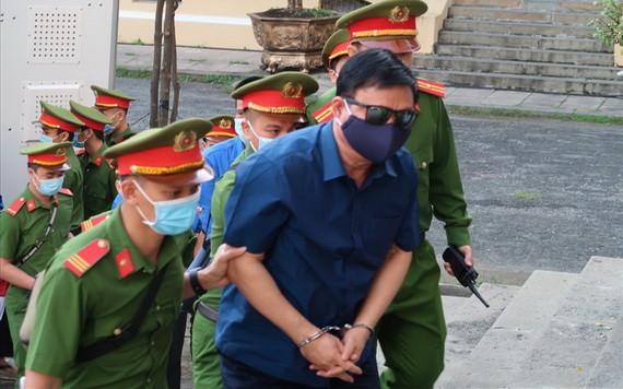 今(14)日上午七時許，法警押送被告人丁羅昇到法庭受審。（圖源：友輝）