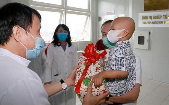 病童小K經過32天接受骨髓移植手術後康復出院時榮獲順化中央醫院領導贈送禮物。（圖源：院方提供）