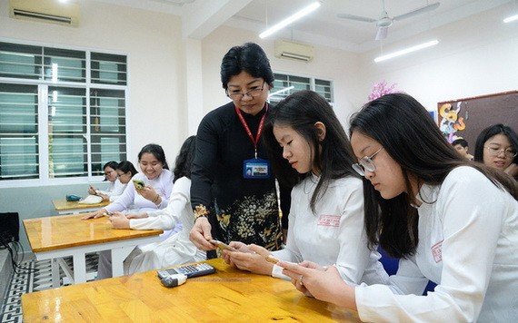 教育與培訓部對使用手機和資訊技術設備為學生學習活動服務作出適當指引，保證按目的和有效使用。（圖源：自忠）