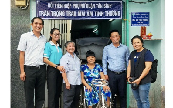 鄭少芳(右三)與本報編委文忠孝(右二)及地方領導合影。