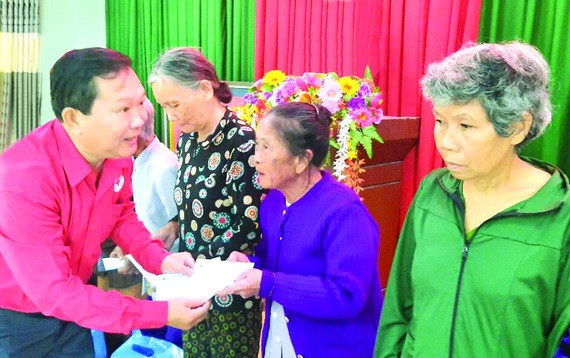 阮煌恩副主席向災民贈送禮物。