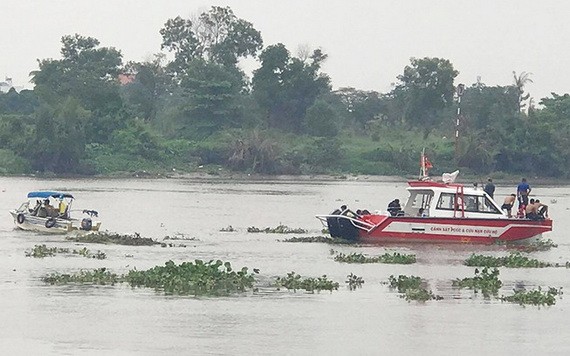 職能力量在事發河段尋找失蹤者。（圖源：H.T）
