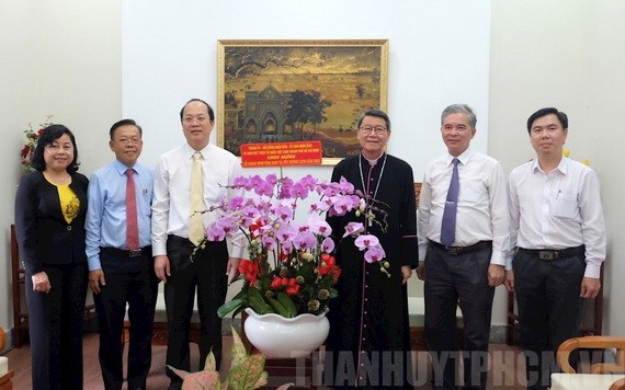 市領導探望天主、基督教模範單位與個人
