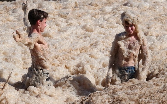 當地時間12月15日，澳大利亞昆士蘭州，惡劣天氣襲擊澳大利亞多地，海灘被濃厚的泡沫覆蓋。（圖源：互聯網）