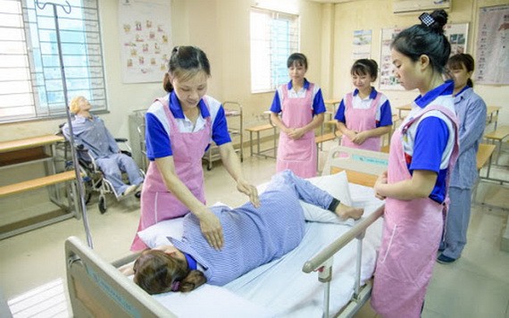 準備赴日的護理實習生在接受訓練。