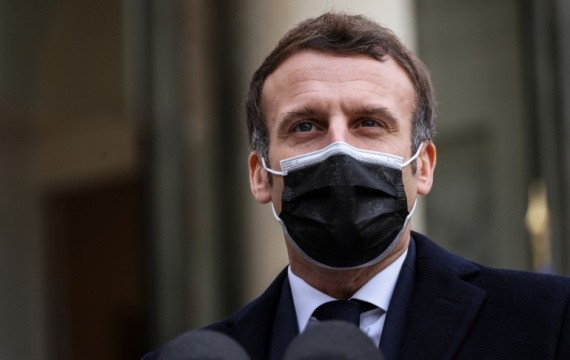 12月16日，法國總統馬克龍在葡萄牙總理抵達巴黎愛麗舍宮時向媒體發表講話。（圖源：AFP）
