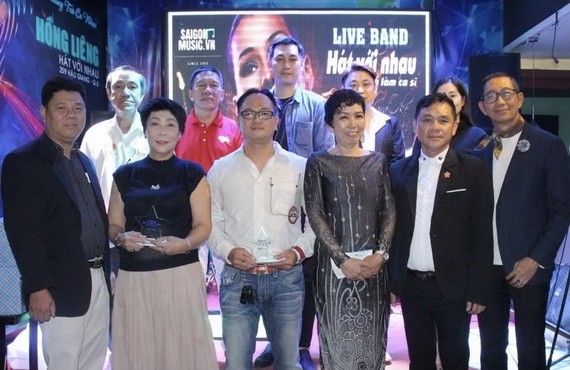 評委向獲得前3名參賽者：吳國凌(前排左三)、溫璻英(前排左二)和黎美娟(前排左四)頒獎。