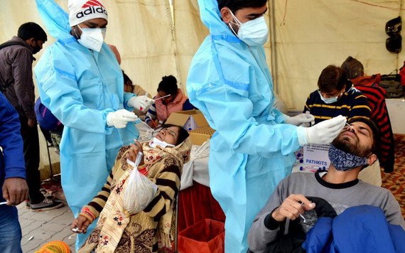 12月19日，乘客在印度德里一處巴士終點站接受新冠病毒檢測取樣。（圖源：新華社）