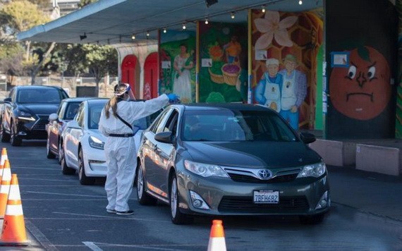 設立在美國加州舊金山Alemany農貿市場的“得來速”式新冠病毒檢測站向市民提供檢測服務。（圖源：Getty Images）