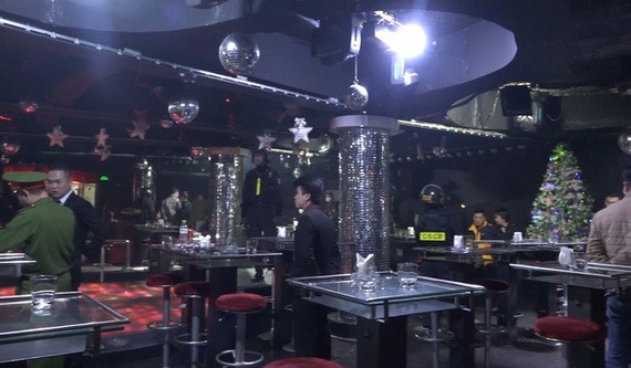 職能力量對V-Club 酒吧進行突擊檢查時現場。（圖源：林園）