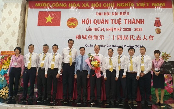 穗城會館第廿四屆理事會成員集體亮相。