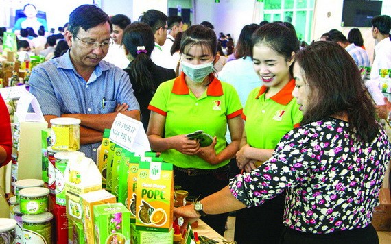 民眾參觀芹苴市商品展銷會。（圖源：越通社）