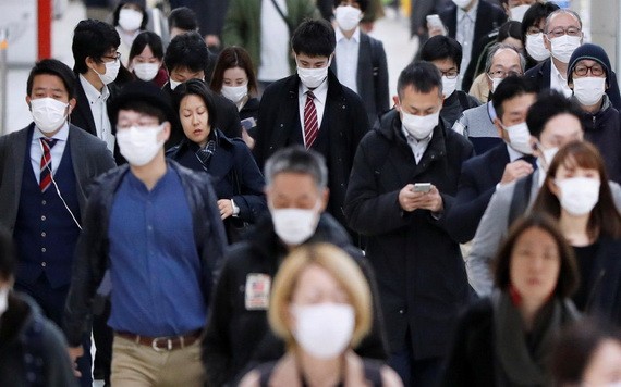 疫情期間的東京地鐵站仍然擠滿前往上班的人群。（圖源：路透社）