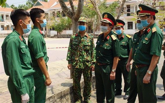 第七軍區領導檢查古芝野戰醫院隔離區。