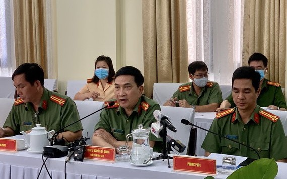 市公安廳副廳長阮士光大校（前中）在新聞發佈會上回答記者提問。（圖源：黃明）