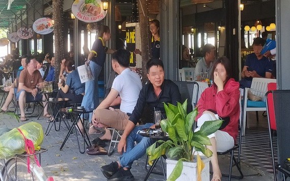 舊邑郡潘文治街一家咖啡館，客人大部分不戴口罩。