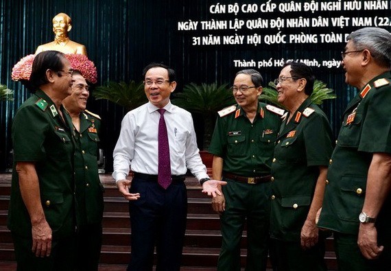 市委書記阮文年與各代表就黨建設及肅貪工作交換意見。（圖源：黃雄）