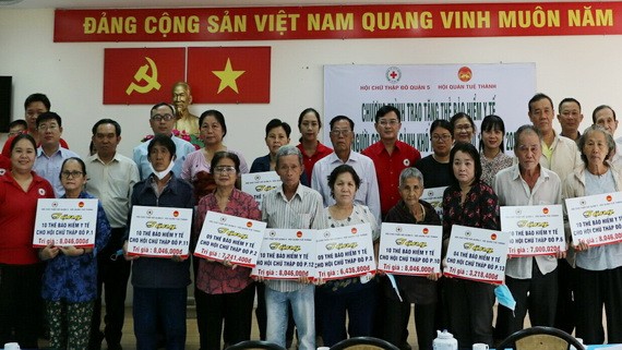 越華同胞獲贈送醫保卡。