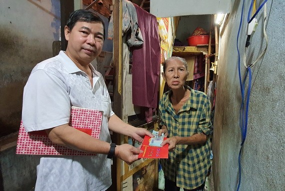 馮傳坤理事長將籌得善款交給馮銀華大娘。