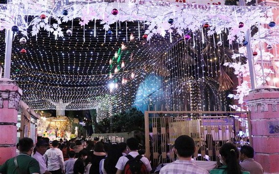 廣大民眾前往教堂歡度平安夜。（圖源：越通社）